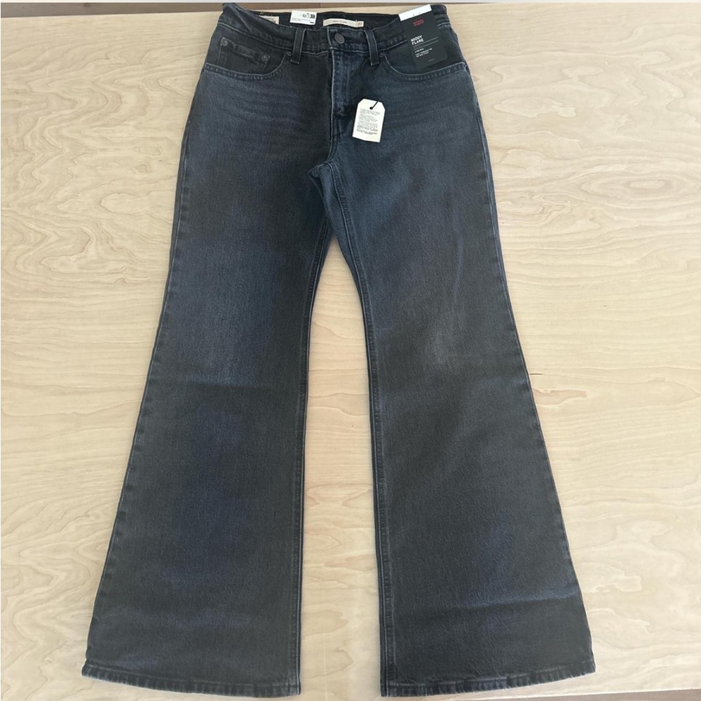 Levi’s Middy Flare NWT 27 x 30